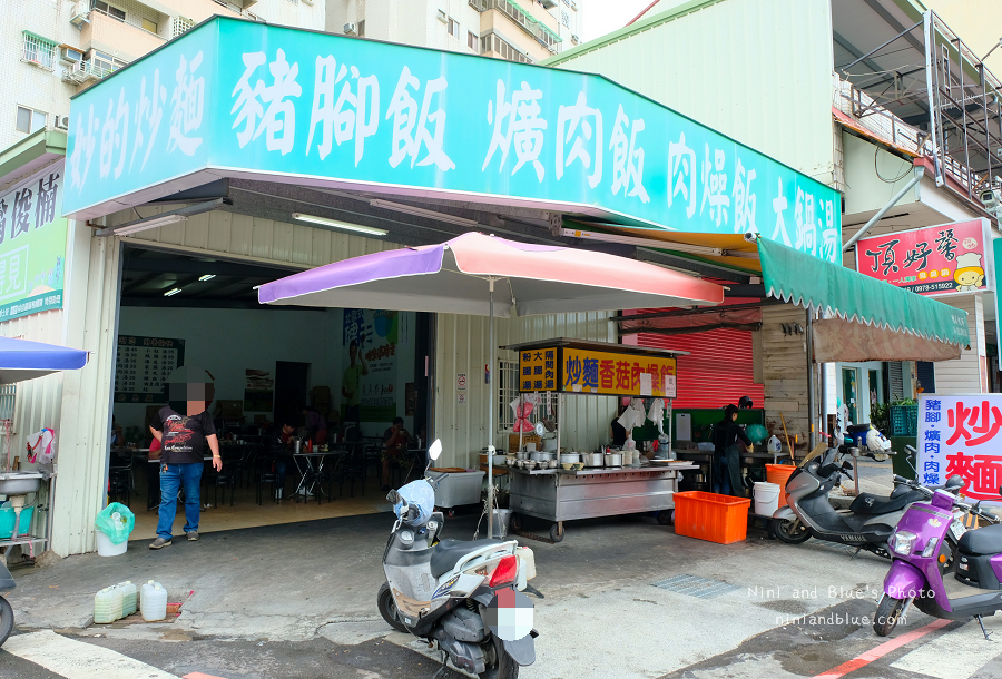 妙的炒麵 | 台中東區新光黃昏市場旁在地早餐，炒麵、豬腳、爆料綜合湯
