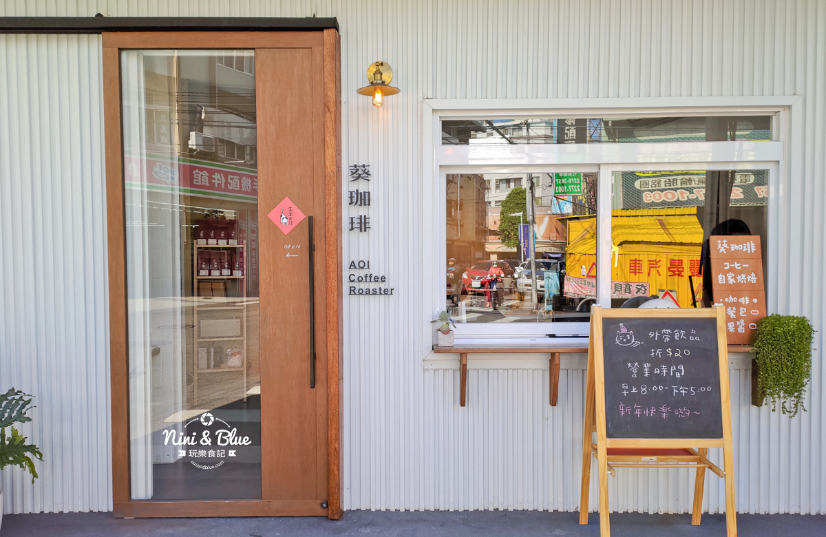 葵珈琲 | 台中太平自家烘焙咖啡館，白色系街頭咖啡館，還有手作貝果、甜點喔