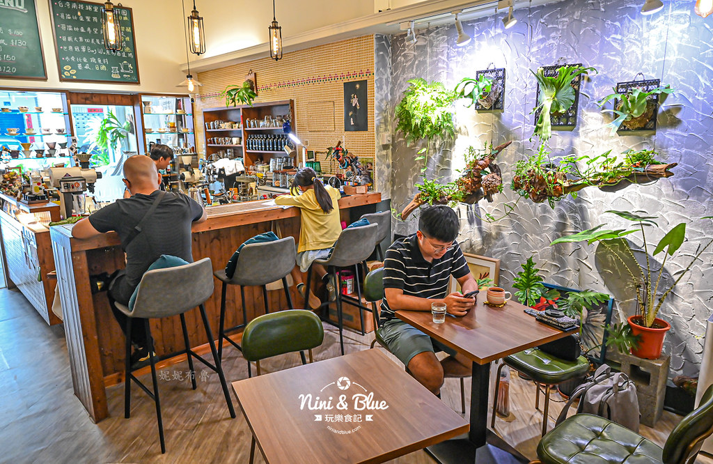 鉅鹿咖啡館 – 埔里巷弄職人咖啡小店，滿滿觀葉鹿角蕨打造森林系咖啡館