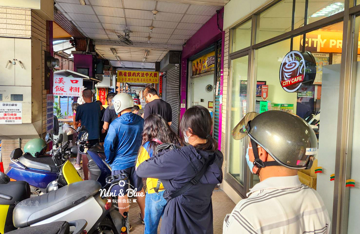 漢口飯糰 – 台中漢口國中旁的飯糰攤，飯糰好吃到天天排隊，加辣更對味!