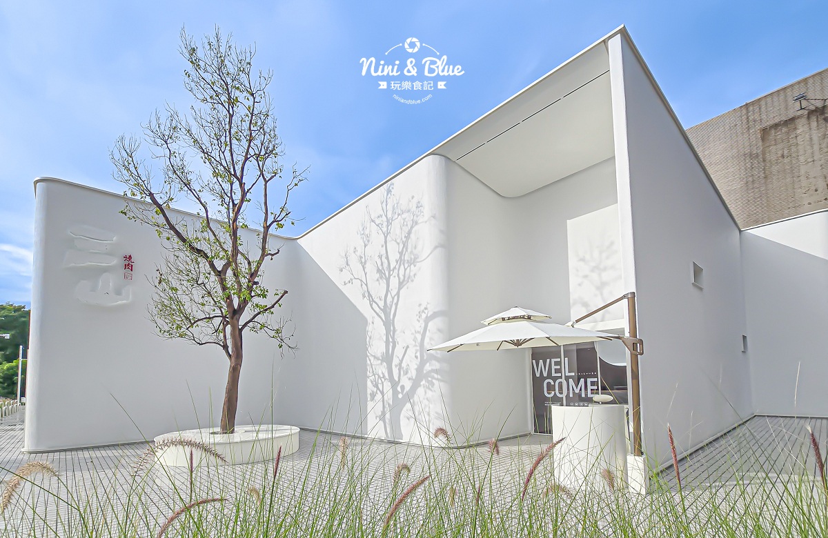 三山燒肉朝富店 白色門口