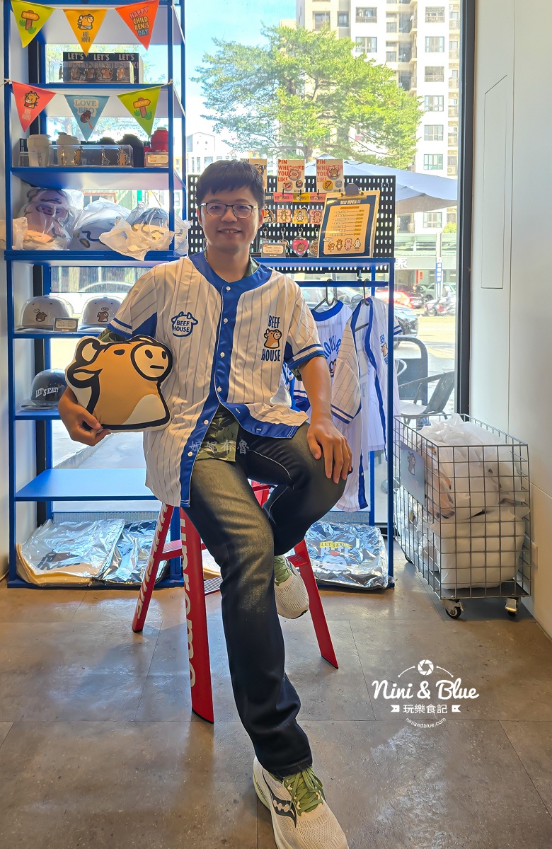 牛室炙燒牛排台中崇德 洲際棒球場美食 衣服