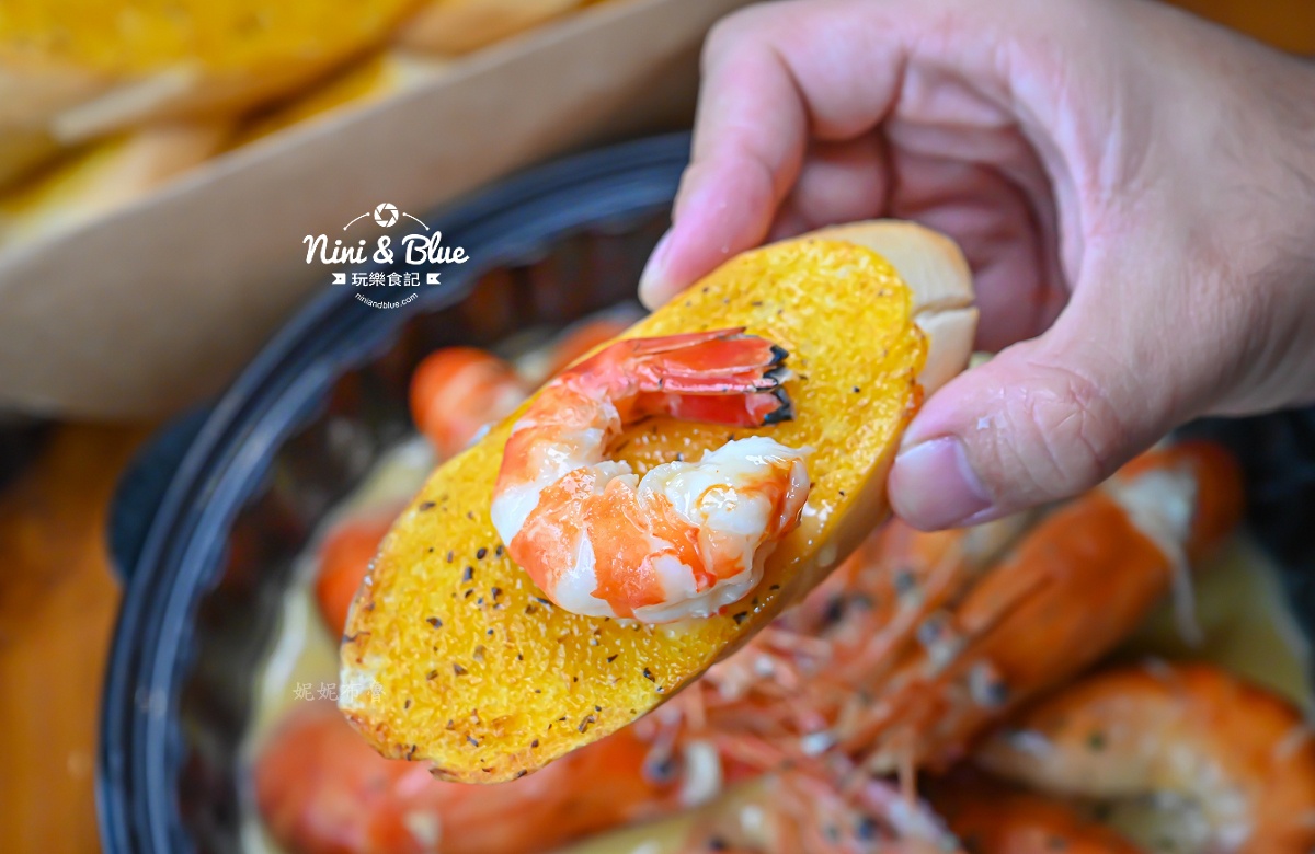 台中年菜鴻龍宴熱年菜外帶 蝦子加麵包