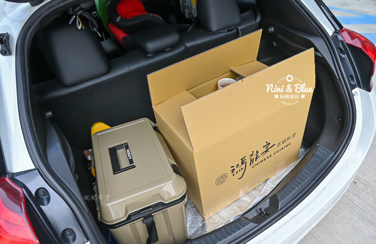 台中年菜鴻龍宴熱年菜外帶 箱子放車上