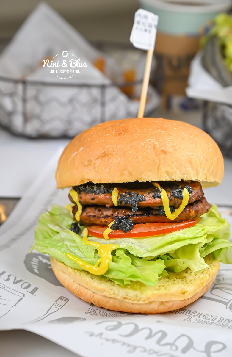 艾初早午餐山西崇德店菜單 松露竹炭堡