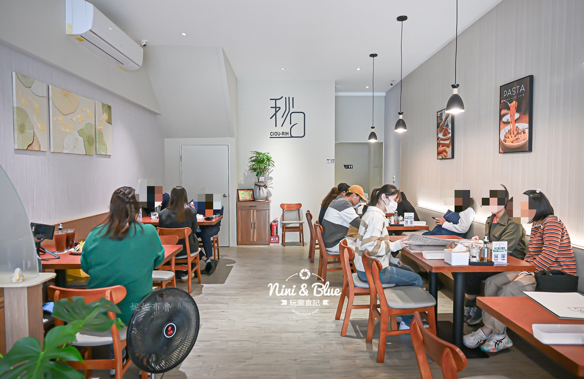 秋日義式餐館 座位