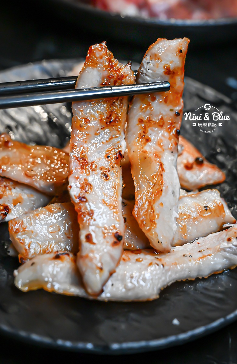 脂本燒肉台中北屯 大坑東山路美食 烤好的松阪豬