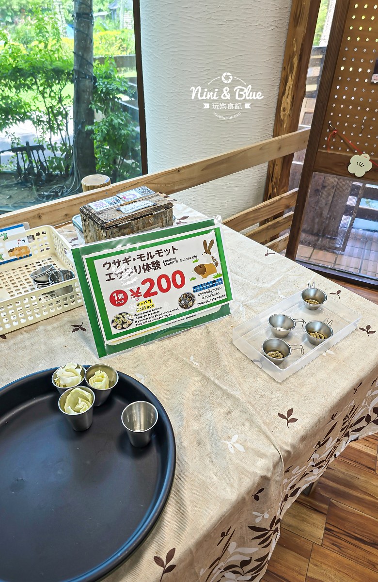 沖繩東南植物園餵動物飼料