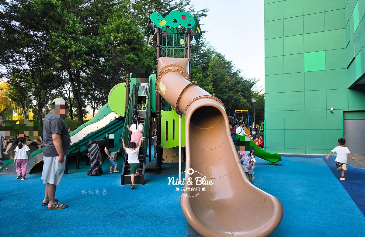 LaLaport 小不點山丘兒童遊戲區長溜滑梯