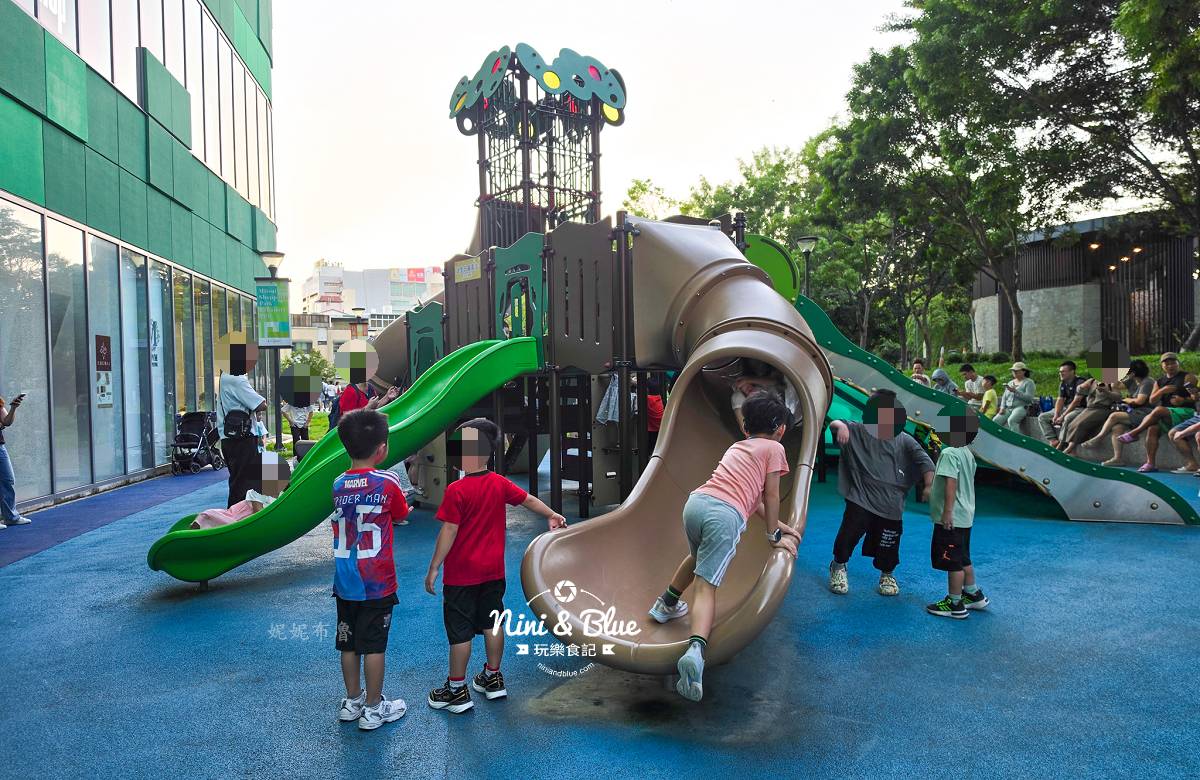 LaLaport 小不點山丘兒童遊戲區溜滑梯
