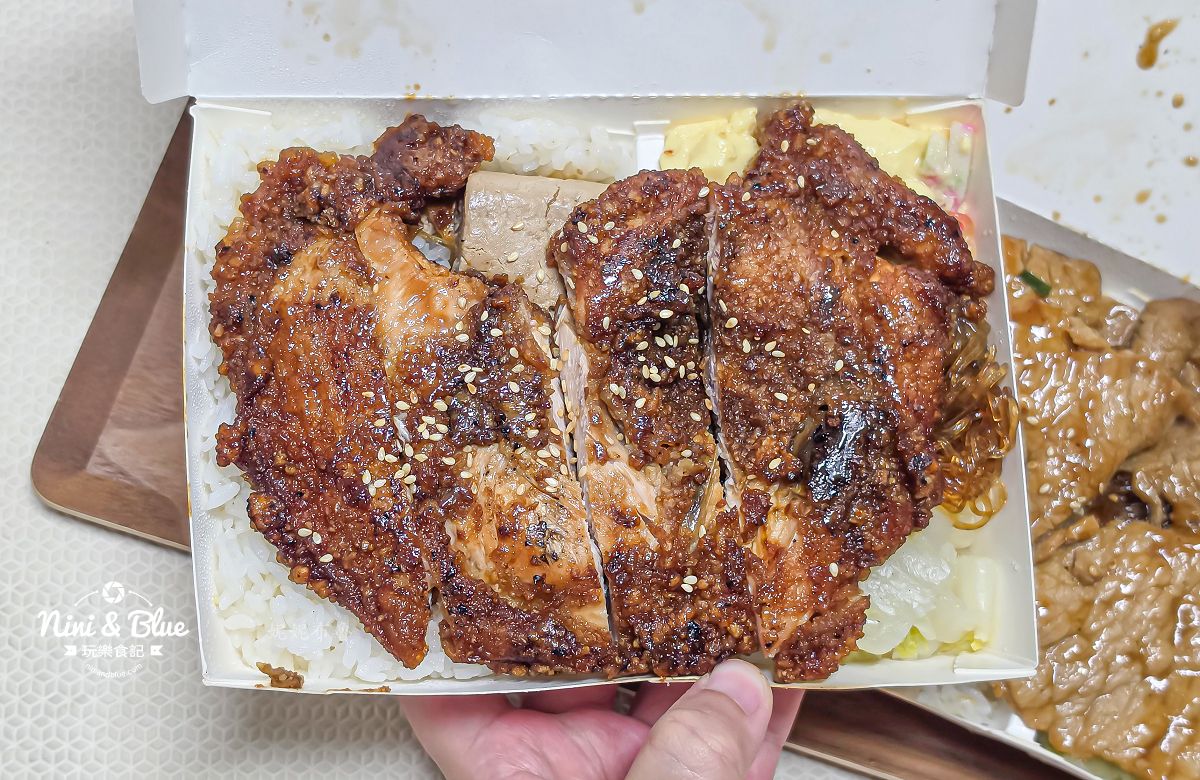 成大器烤肉飯台中西屯店 》炭香四溢的肉霸便當，飯少還能換菜！湯品、飲料無限供應 @Nini and Blue 玩樂食記