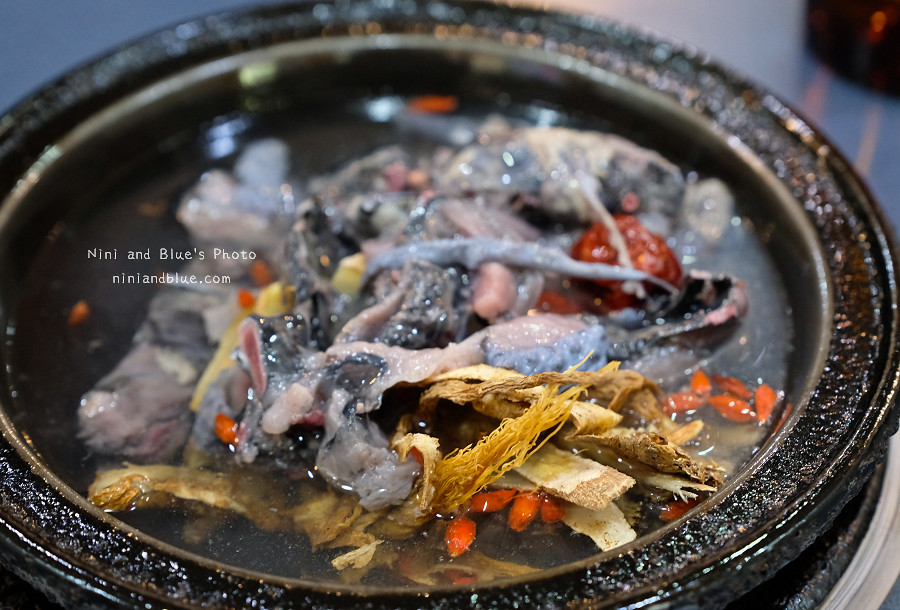 台中火鍋 | 阿里郎迷你火鍋,蒜頭雞的蒜頭、蛤蠣多到誇張,燒酒雞是紅標米酒整罐上桌 @Nini and Blue 玩樂食記 台中小火鍋阿里郎燒酒雞06