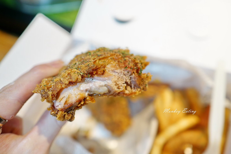 【台中豐原】『搖滾炸雞 ROCK Fried Chicken』。外皮酥脆美式炸雞│手作芝士漢堡、吐司│現做久候建議預訂│近豐原太平洋 @Nini and Blue 玩樂食記 DSC08077