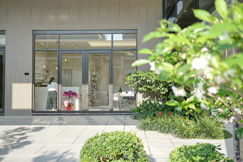 【台中豐原】靜謐悠閒的白色空間『1002 cafe&shop』。手作早午餐。下午茶。甜點│享受輕豪宅優美庭院│上騰御寶一樓 @Nini and Blue 玩樂食記 DSC09288
