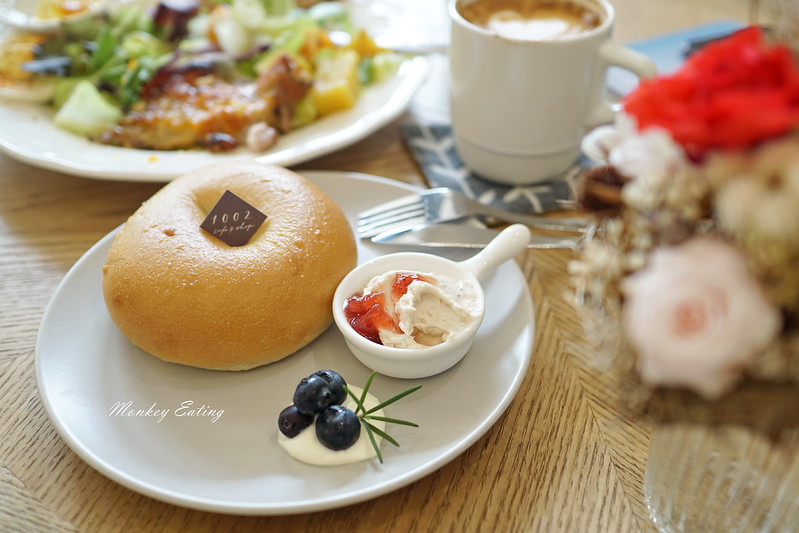【台中豐原】靜謐悠閒的白色空間『1002 cafe&shop』。手作早午餐。下午茶。甜點│享受輕豪宅優美庭院│上騰御寶一樓 @Nini and Blue 玩樂食記 DSC09353