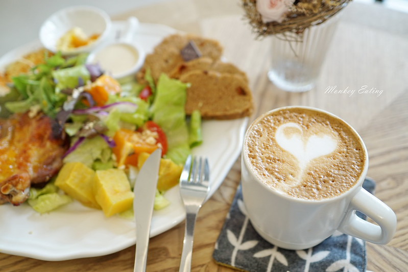 【台中豐原】靜謐悠閒的白色空間『1002 cafe&shop』。手作早午餐。下午茶。甜點│享受輕豪宅優美庭院│上騰御寶一樓 @Nini and Blue 玩樂食記 DSC09342