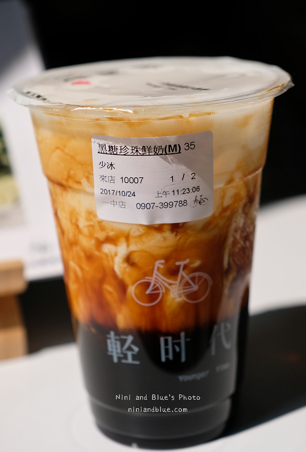 一中街美食 | 輕時代飲品製造所 黑糖珍珠鮮奶茶,手工炒製黑糖蜜珍珠、小農牧場鮮奶,一中超夯排隊新店 @Nini and Blue 玩樂食記 一中街美食小吃黑糖珍珠鮮奶茶08