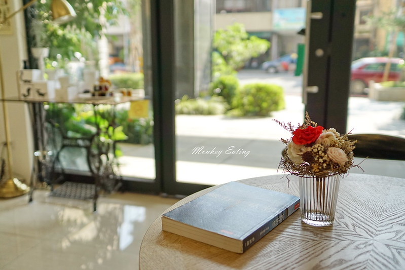 【台中豐原】靜謐悠閒的白色空間『1002 cafe&shop』。手作早午餐。下午茶。甜點│享受輕豪宅優美庭院│上騰御寶一樓 @Nini and Blue 玩樂食記 DSC09372