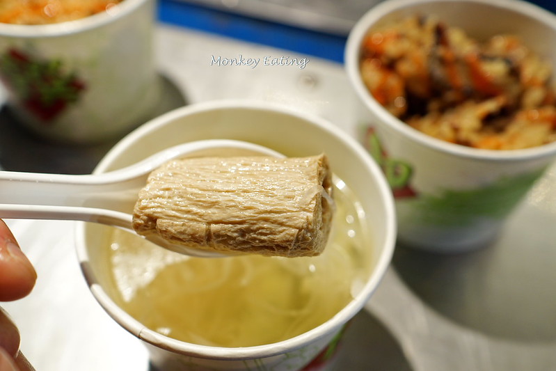 【台中豐原】不定點出沒的人氣素油飯『善田素食油飯』。沒吃素也愛不釋手|薑香麻油菇飯|豐原素食推薦 @Nini and Blue 玩樂食記 DSC07384