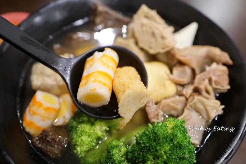 【台中豐原】下班後的平價小吃『月初關東煮』。湯頭甘甜料豐富│傳統乾拌意麵很推│豐原三民路美食 @Nini and Blue 玩樂食記 DSC07603