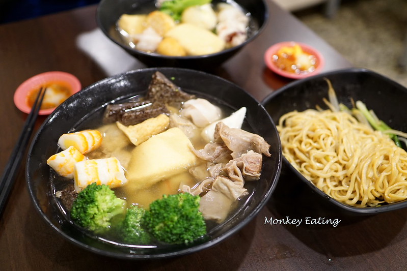 【台中豐原】下班後的平價小吃『月初關東煮』。湯頭甘甜料豐富│傳統乾拌意麵很推│豐原三民路美食 @Nini and Blue 玩樂食記 DSC07596
