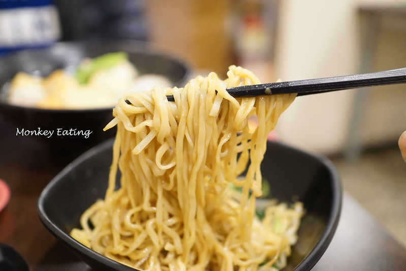 【台中豐原】下班後的平價小吃『月初關東煮』。湯頭甘甜料豐富│傳統乾拌意麵很推│豐原三民路美食 @Nini and Blue 玩樂食記 DSC07594