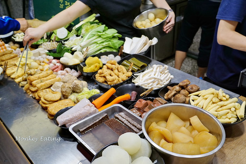 【台中豐原】下班後的平價小吃『月初關東煮』。湯頭甘甜料豐富│傳統乾拌意麵很推│豐原三民路美食 @Nini and Blue 玩樂食記 DSC07573