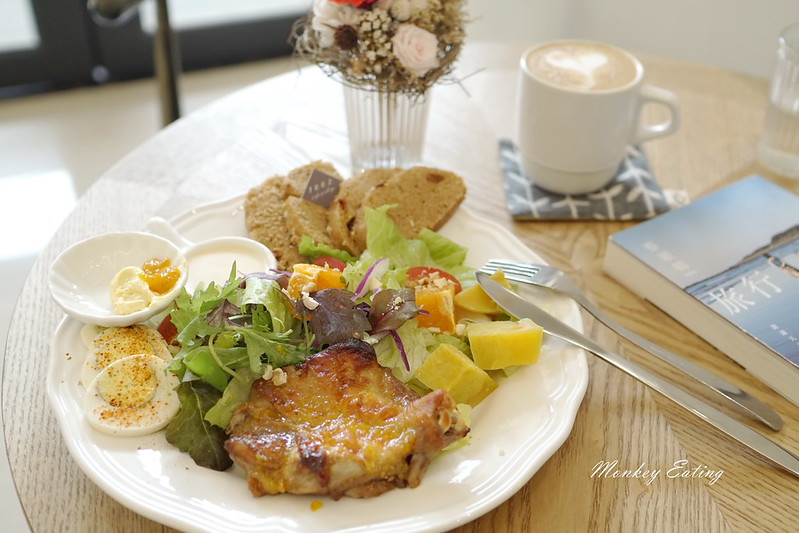 【台中豐原】靜謐悠閒的白色空間『1002 cafe&shop』。手作早午餐。下午茶。甜點│享受輕豪宅優美庭院│上騰御寶一樓 @Nini and Blue 玩樂食記 DSC09328