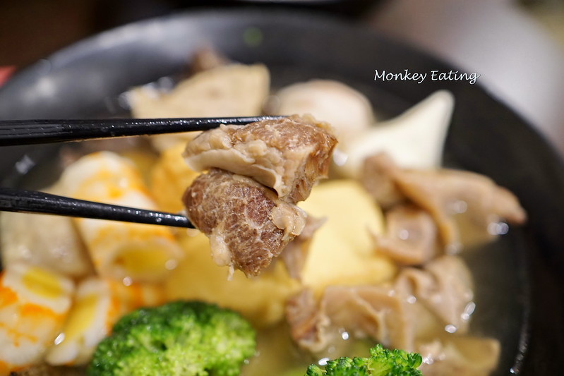 【台中豐原】下班後的平價小吃『月初關東煮』。湯頭甘甜料豐富│傳統乾拌意麵很推│豐原三民路美食 @Nini and Blue 玩樂食記 DSC07605
