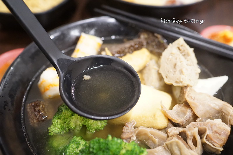 【台中豐原】下班後的平價小吃『月初關東煮』。湯頭甘甜料豐富│傳統乾拌意麵很推│豐原三民路美食 @Nini and Blue 玩樂食記 DSC07600
