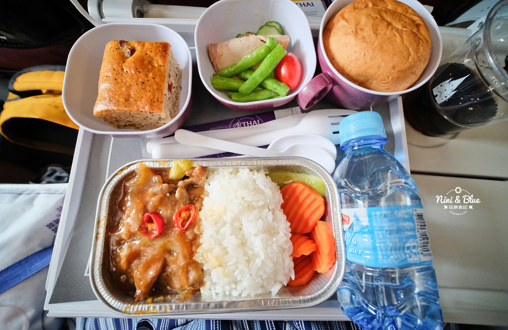 Thai Airways 泰國航空B787 經濟艙,台北TPE-曼谷BKK TG633班機,飛機餐果然如朋友們說的一樣好吃 @Nini and Blue 玩樂食記 Thai Airways 泰國航空 B787 經濟艙17