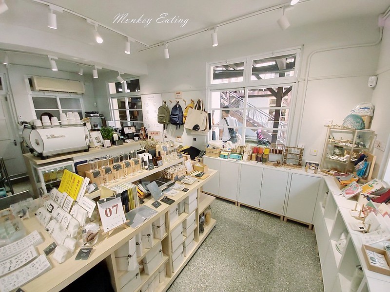 【台中西區】小日子商号審計店|審計新村雜誌選物、咖啡下午茶,白色簡約文青風 @Nini and Blue 玩樂食記 20190908_110044_1