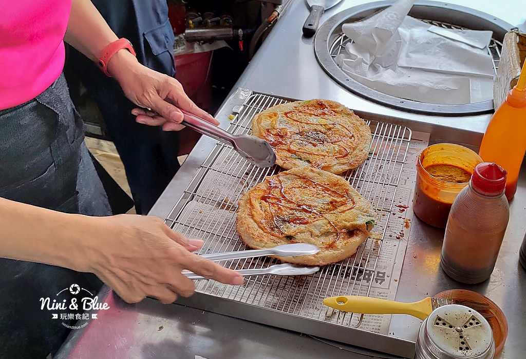 草屯蔥油餅加蛋加九層塔03