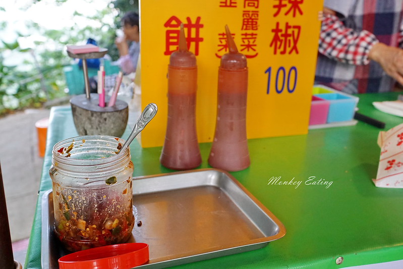 【台中北屯】超普通水煎包!大坑九號步道排隊美食,周末限定人氣水煎包,皮Q餡飽滿,加辣椒醬更好吃! @Nini and Blue 玩樂食記 DSC05076