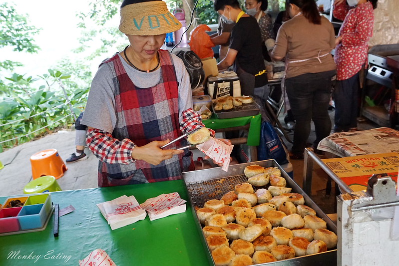 【台中北屯】超普通水煎包!大坑九號步道排隊美食,周末限定人氣水煎包,皮Q餡飽滿,加辣椒醬更好吃! @Nini and Blue 玩樂食記 DSC05074