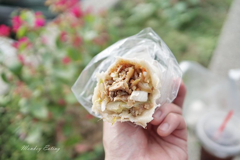 劉小姐潤餅大坑店|台中大坑口平價小吃,手工餅皮Q彈有勁超大捲,料滿實在有飽足感 @Nini and Blue 玩樂食記 DSC07213