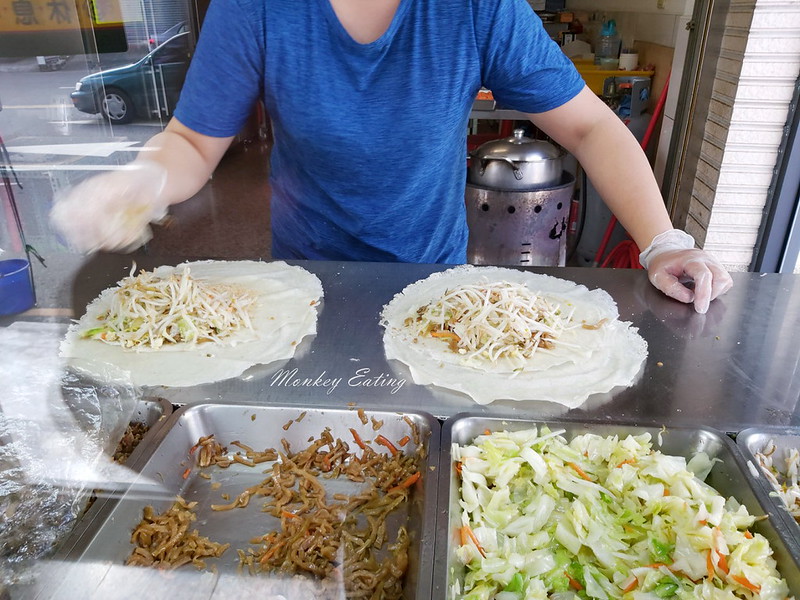 劉小姐潤餅大坑店|台中大坑口平價小吃,手工餅皮Q彈有勁超大捲,料滿實在有飽足感 @Nini and Blue 玩樂食記 20191228_132308_5