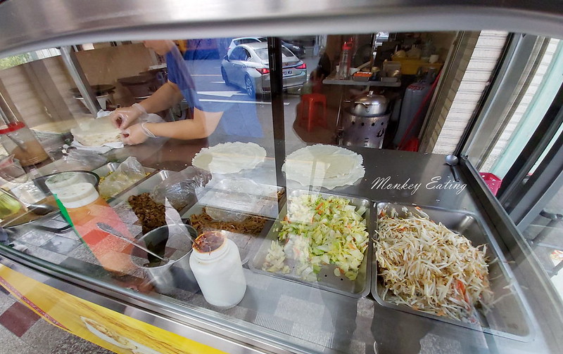 劉小姐潤餅大坑店|台中大坑口平價小吃,手工餅皮Q彈有勁超大捲,料滿實在有飽足感 @Nini and Blue 玩樂食記 20191228_132234_4