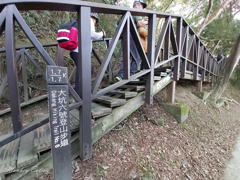 台中景點│大坑6號登山步道。峭壁繩索吊橋好刺激,沿途經觀音亭到風動石公園 @Nini and Blue 玩樂食記 20200105_083830_14