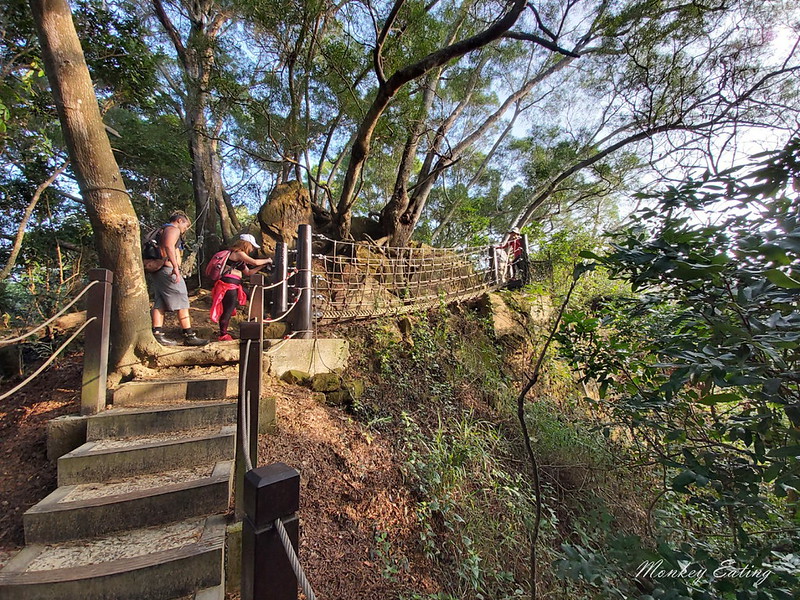 台中景點│大坑6號登山步道。峭壁繩索吊橋好刺激,沿途經觀音亭到風動石公園 @Nini and Blue 玩樂食記 20200105_081220_10