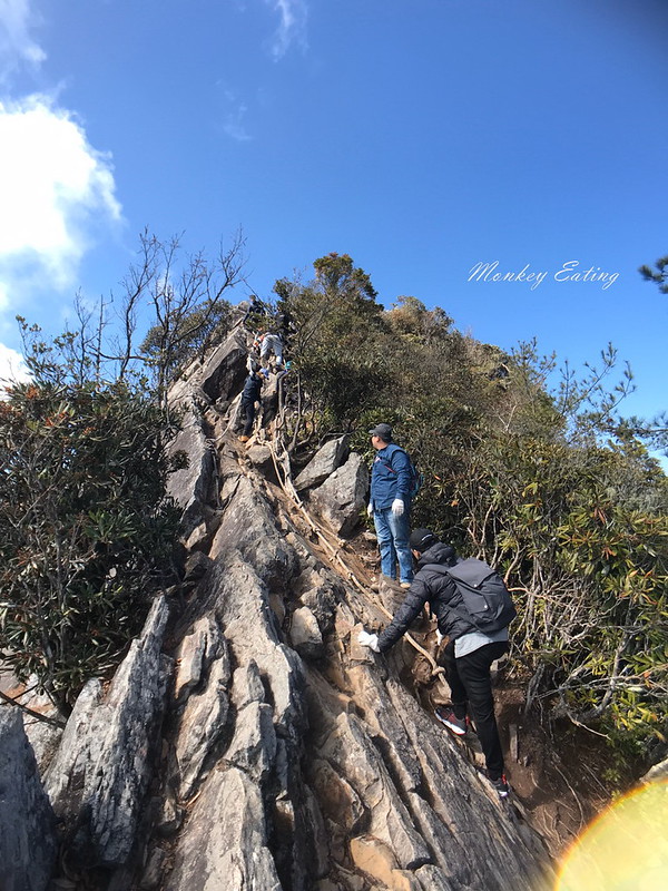 台中鳶嘴山│台灣最美中級山脈!挑戰驚險峭壁攀岩,此生必訪超美景色盡收眼底,台中登山旅遊景點推薦 @Nini and Blue 玩樂食記 鳶嘴_200217_0126