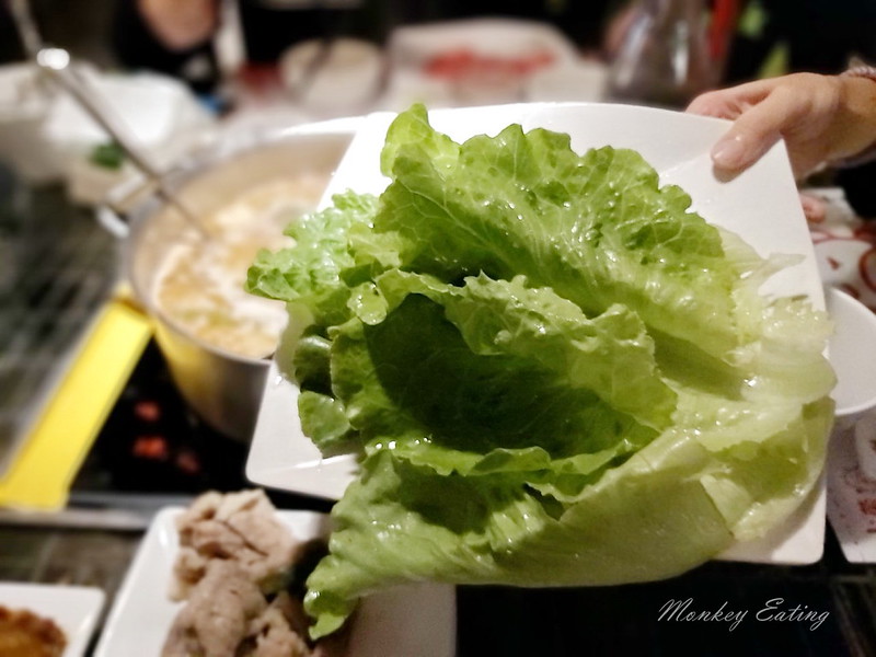 【台中北屯】小蒙牛頂級麻辣養生鍋|台中火鍋吃到飽推薦,頂級和牛、霸王蝦、哈根達司任你吃到飽 @Nini and Blue 玩樂食記 小蒙牛_200405_0039