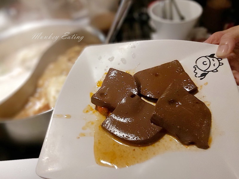 【台中北屯】小蒙牛頂級麻辣養生鍋|台中火鍋吃到飽推薦,頂級和牛、霸王蝦、哈根達司任你吃到飽 @Nini and Blue 玩樂食記 小蒙牛_200405_0034