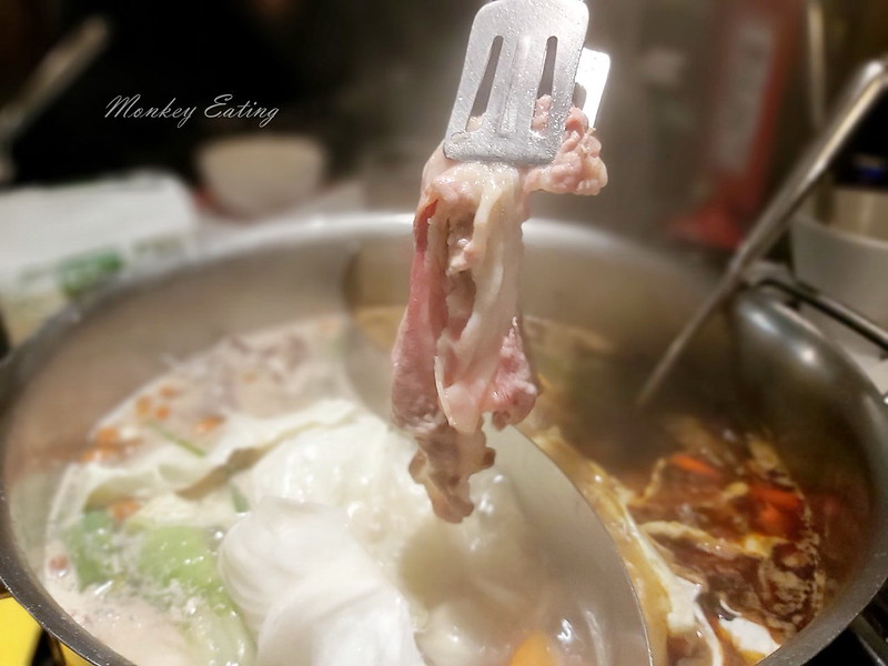 【台中北屯】小蒙牛頂級麻辣養生鍋|台中火鍋吃到飽推薦,頂級和牛、霸王蝦、哈根達司任你吃到飽 @Nini and Blue 玩樂食記 小蒙牛_200405_0030