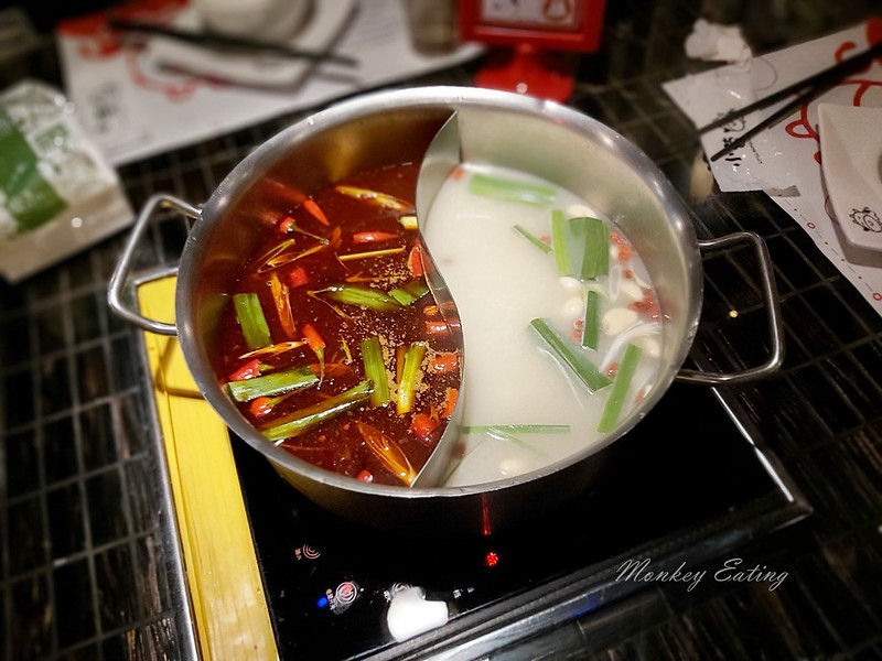 【台中北屯】小蒙牛頂級麻辣養生鍋|台中火鍋吃到飽推薦,頂級和牛、霸王蝦、哈根達司任你吃到飽 @Nini and Blue 玩樂食記 小蒙牛_200405_0018