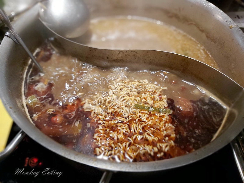 【台中北屯】小蒙牛頂級麻辣養生鍋|台中火鍋吃到飽推薦,頂級和牛、霸王蝦、哈根達司任你吃到飽 @Nini and Blue 玩樂食記 小蒙牛_200405_0041