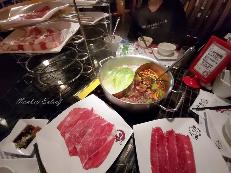 【台中北屯】小蒙牛頂級麻辣養生鍋|台中火鍋吃到飽推薦,頂級和牛、霸王蝦、哈根達司任你吃到飽 @Nini and Blue 玩樂食記 小蒙牛_200405_0025