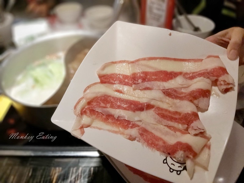 【台中北屯】小蒙牛頂級麻辣養生鍋|台中火鍋吃到飽推薦,頂級和牛、霸王蝦、哈根達司任你吃到飽 @Nini and Blue 玩樂食記 小蒙牛_200405_0028