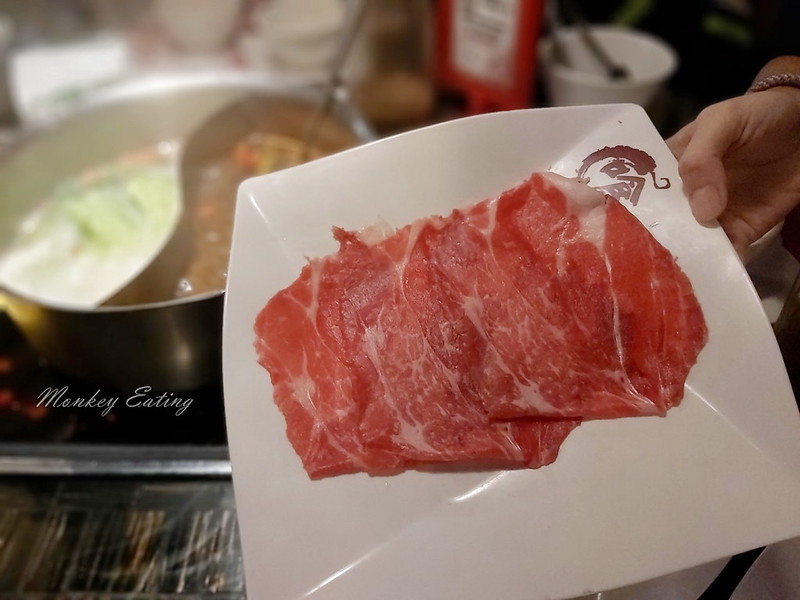 【台中北屯】小蒙牛頂級麻辣養生鍋|台中火鍋吃到飽推薦,頂級和牛、霸王蝦、哈根達司任你吃到飽 @Nini and Blue 玩樂食記 小蒙牛_200405_0027