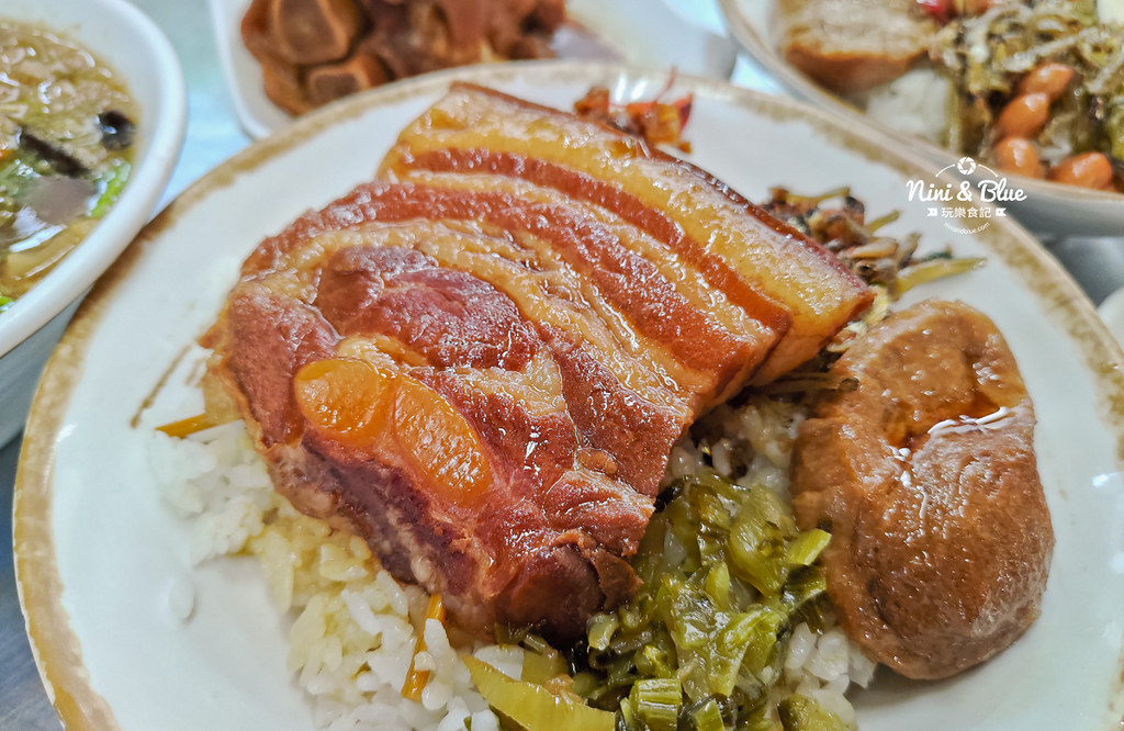 草屯菜市場口爌肉飯豬腳便當20